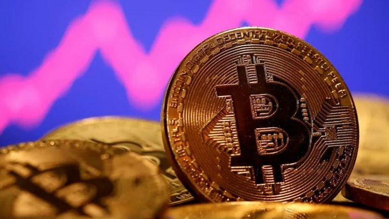 बता दें कि एलन मस्क बिटकॉइन को भी बेहतर क्रिप्टोकरंसी मानते हैं। उन्होंने इसमें बड़े पैमाने पर निवेश किया है और इस क्रिप्टोकरंसी में पेमेंट की मंजूरी दी है। एलन मस्क ने पिछले सप्ताह एक ट्वीट में लिखा था - ‘बिटकॉइन इज ए गुड थिंग।’ उन्होंने अपने ट्विटर बायो में भी बिटकॉइन को एड किया है। इसके बाद बिटकॉइन की कीमतों में उछाल आया था। एलन मस्क डॉजकॉइन को भी प्रमोट करते हैं। (फाइल फोटो)