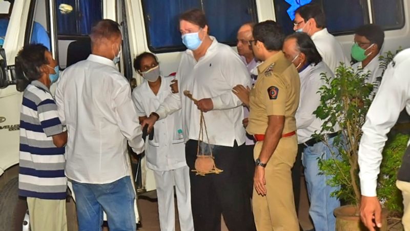 इससे पहले राजीव कपूर का शव अंतिम दर्शनों के लिए रखा गया। जहां कपूर खानदान के लोगों के अलावा संजय कपूर, महीप कपूर, चंकी पांडे, तारा सुतारिया, प्रेम चोपड़ा, रजा मुराद, अनु मलिक सहित कई लोगों ने उन्हें श्रद्धांजलि दी। 