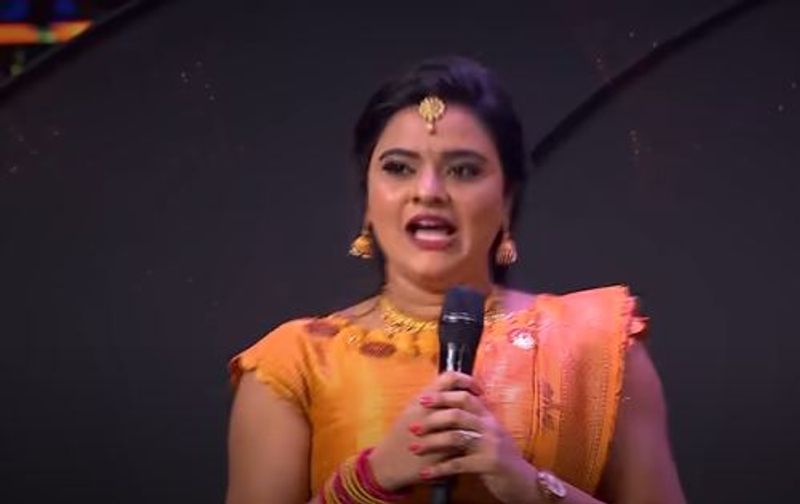 ఇందులో `అదేంటే.. ఇంట్లో ఉన్నప్పుడు సన్నగా ఉండేదానివి.. ఇప్పుడేంటో రుబ్బురోలులా అయిపోయావని` అని రోహిణిని ఉద్దేశించి శ్రీముఖి కామెంట్ చేయగా, `నువ్వు మాత్రం ఏం మారలేదు. అప్పుడూ రుబ్బు రోలే.. ఇప్పుడూ రుబ్బురోలే.. ` అంటూ పంచ్ వేసింది.