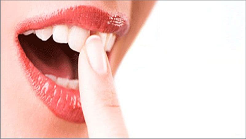 इसके साथ ही अपनी उंगली और अंगूठे से मसूढ़ों पर हल्की मालिश करें। इससे सूजन की परेशानी से निजात मिलती है।
