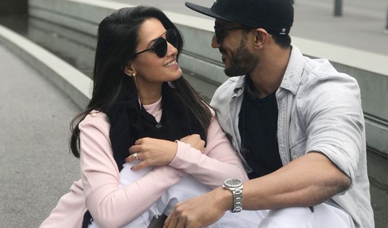 अनीता अपनी पूरी प्रेग्नेंसी के दौरान सोशल मीडिया पर काफी एक्टिव रहीं और फैंस के साथ कनेक्ट रहकर खुद से जुड़े अपडेट शेयर करती रही थीं। इसके अलावा उन्होंने कई फोटोशूट भी कराए थे।
