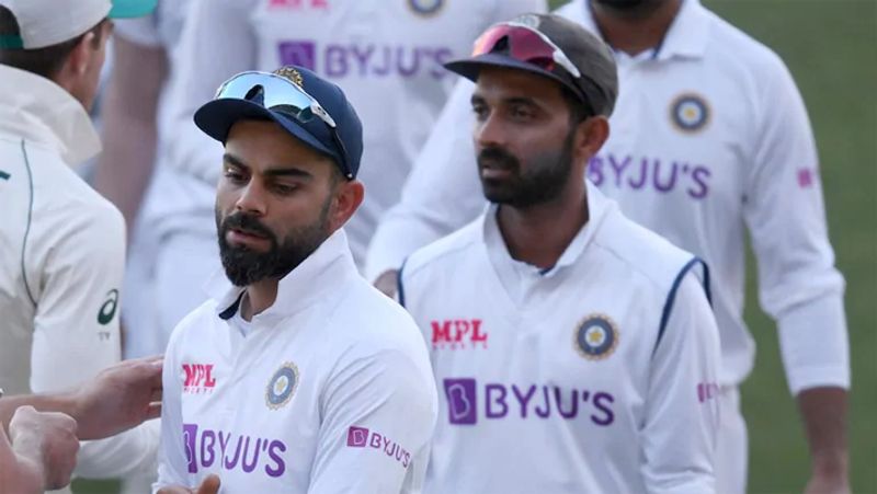 మహేంద్ర సింగ్ ధోనీ నుంచి టెస్టు కెప్టెన్సీ బాధ్యతలు తీసుకున్న సమయంలో భారత జట్టు ర్యాంకింగ్స్లో ఏడో స్థానంలో ఉంది. అలాంటి టీమిండియాను టాప్ టీమ్గా మార్చాడు విరాట్ కోహ్లీ. విదేశాల్లో అసాధ్యమైన విజయాలు సాధించి, భారత జట్టును టాప్ టీమ్లలో ఒకటిగా నిలిపాడు. అయితే తొలి టెస్టు ఓటమి తర్వాత రహానేకి కెప్టెన్సీ ఇవ్వాలనే చర్చ వినిపిస్తోంది.
