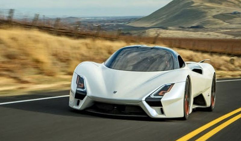 SSC Tuatara ने स्पीड के मामले Bugatti chiron Super Sport 300 + का रिकॉर्ड तोड़ डाला। इससे पहले बुगाटी के नाम पर दुनिया की सबसे फास्टेस्ट कार का रिकॉर्ड था। Bugatti Chron Super Sport 300 + ने Koenigsegg Agera RS के स्पीड रिकॉर्ड (277.87mph) को भी मात देकर रिकॉर्ड बनाया था। अब बुगाटी को Tuatara ने फेल कर दिया। 