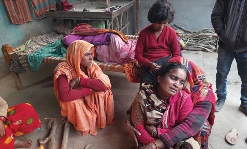 यह तस्वीर यूपी के लखीमपुर खीरी गांव की है, जहां के एक साथ 33 लोग इस तबाही में लापता हुए हैं। प्रशासन उनको तलाशने की कोशिश कर रहा है, लेकिन अभी तक कोई सफलता नहीं मिली है। परिवार के लोग बिलख रहे हैं, इनमें से कई के घर तो चार दिन होने के बाद भी चल्हा तक नहीं चला है। 