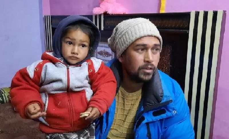 इस भयानक मंजर की आपबीती बताते हुए राकेश रो पड़े, कहने लगे पता नहीं भगवान का कैसा चमत्कार है की वह जिंदा बच गए। उन्होंने बताया कि लोहे की रॉड से लटके-लटके हाथ के पंजे का खून जमने लगा, नाखून नीले पड़ गए और शरीर के नीचे का हिस्सा सुन्न पड़ गया। ऐसा लग रहा था कि अब शरीर में ब्लड सर्कुलेशन होना बंद हो गया है। लेकिन फिर भी जिंदा रहने की उम्मीद थी, जिसे बचाए रखा। सोचते अगर रॉड छोड़ते हैं तो मर जाएंगे, इससे अच्छा है उम्मीद को बनाए रखो। कहीं से कुछ चमत्कार हो जाए। फिर सेना के जवानों ने अपनी जानपर खेलकर हमें आठ घंटे बाद जिंदा बाहर निकाला।
