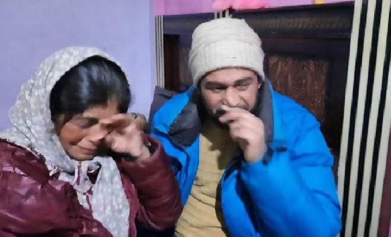 रविवार के दिन रेस्क्यू टीम ने तपोवन की टनल से करीब 12 लोगों को जिंदा निकला था, उन्हीं में से एक खुद किस्मत शख्स हैं 27 साल के राकेश भट्ट जो मौत को मात देकर बाहर आए हैं। राकेश ने मीडिया को अपनी आपबीती बताई तो सुनने वालों का भी कलेजा फट गया। उन्होंने कहा कि वह तबाही से पहले सुरंग में काम कर रहे थे। तभी अचानक ऊपर से मिट्टी और बोल्डर गिरने लगे, देखते ही देखते हमारे सामने ढेर लग गया। कुछ समझ पाते इससे पहले ही टनल मिट्टी पानी और कीचड़ से भर गई। हम चीखते रहे, लेकिन किसी की आवास सुनाई दी। जब राकेश के जोशीमठ में रहने लाले परिवार को इस भयानक हादसे के बारें पता चला तो घर में मातम की चीखे सुनाई देने लगीं। बूढ़ी मां अपने बेटे का नाम लेकर इधर-उधर भाग रही थी, कहीं तो उसे उसका लाल दिख जाए।
