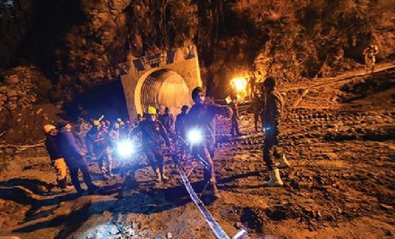 इस तस्वीर को देख आप समझ सकते हैं कि किस तरह से भारतीय सेना और आईबीटी के जवान रात के अंधेरे में भी लोगों की जिंदगी बचाने के लिए जुटे हुए हैं। जवान मंगलवार रातभर रेस्क्यू वर्कर्स टनल को साफ करने में जुटे रहे।