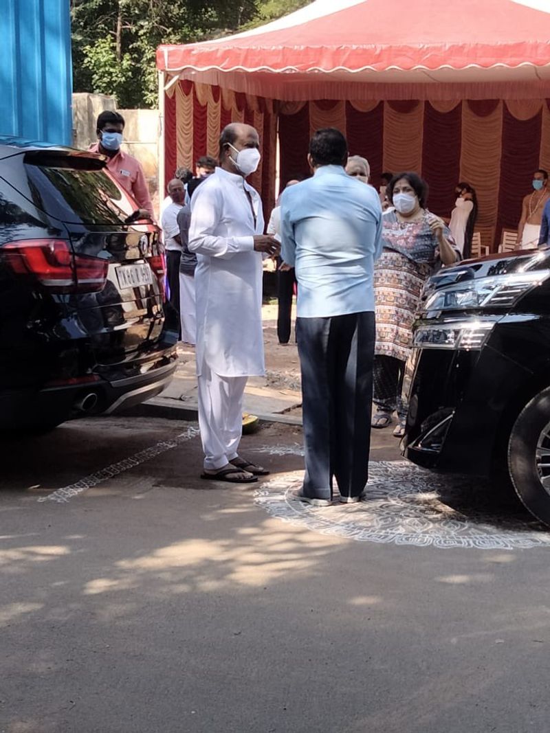 மருத்துவமனையில் இருந்து வீடு திரும்பியதில் இருந்தே போயஸ் கார்டன் இல்லத்தை விட்டு வெளியே வருவதை தவிர்த்து வந்த சூப்பர் ஸ்டார் ரஜினிகாந்த் இன்று வீட்டை விட்டு வெளியே வந்து ரசிகர்களுக்கு இன்ப அதிர்ச்சி கொடுத்துள்ளார். 