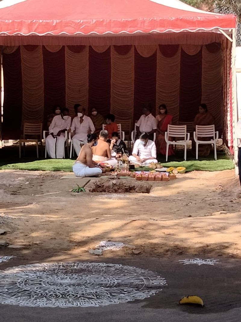 சூப்பர் ஸ்டாரின் மூத்த மருமகனும், தமிழ் சினிமாவின் டாப் ஹீரோவுமான தனுஷ் போயஸ் கார்டனில் புதிய வீடு ஒன்றை கட்ட உள்ளார். அதற்கான பூமி பூஜை இன்று காலை நடைபெற்றது.
