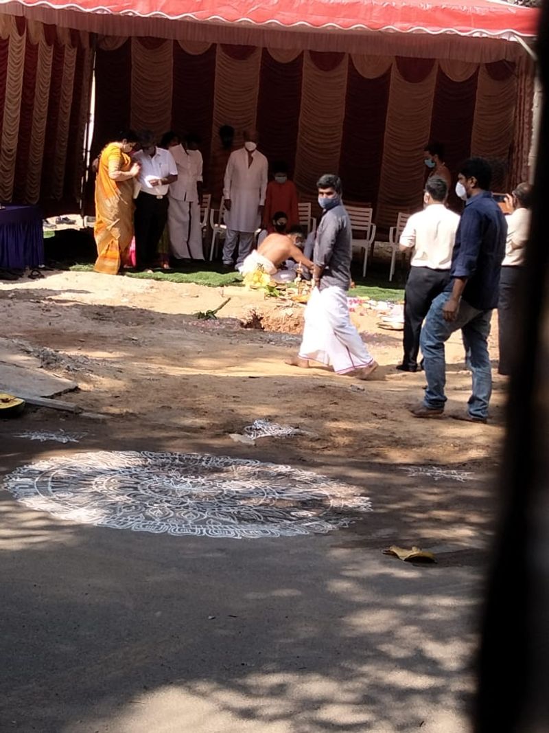 நீண்ட நாட்களுக்குப் பிறகு சூப்பர் ஸ்டாரின் தரிசனம் கிடைத்ததால் ரசிகர்கள் உற்சாகத்தில் உள்ளனர். சூப்பர் ஸ்டார் நல்ல உடல்நலத்துடன் மீண்டு வர வேண்டும் என பிரார்த்தித்து வந்த ரசிகர்கள் இந்த புகைப்படங்களை கண்டு எல்லையற்ற மகிழ்ச்சி அடைந்துள்ளனர். 