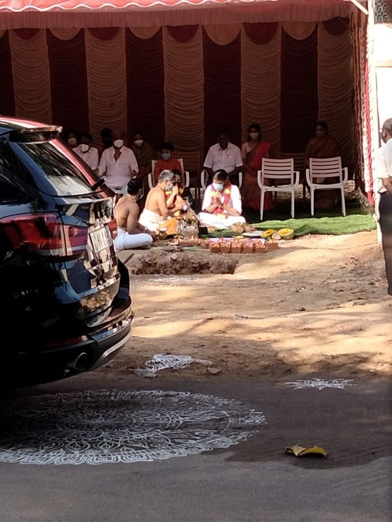 அந்த பூமி பூஜையில் வழக்கமான தன்னுடைய ஒயிட் அண்ட் ஒயிட் ஜிப்பாவில் மாஸ்க் அணிந்த படி சூப்பர் ஸ்டார் ரஜினிகாந்த் பங்கேற்றுள்ளார். 