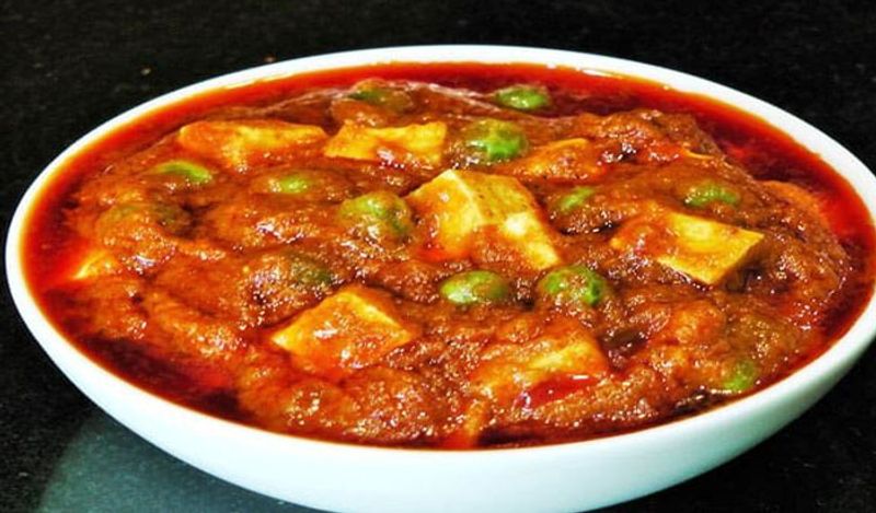 आधे मिनट के बाद इसमें टमाटर प्यूरी डाल दें। इसमें चीनी, मटर डाल दें। इसे मिक्स करें और 2 मिनट के लिए फिर माइक्रोवेव करें। जब मटर पक जाए तो उसमें पनीर डाल दें। इसे 30 सेकंड के लिए और पकाएं।
