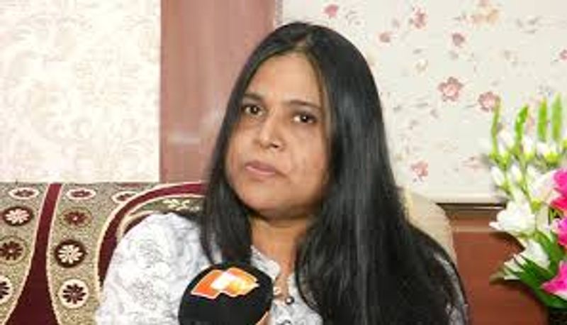 कैसे किया यह काम:
द बेटर इंडिया को दिए एक इंटरव्यू में सस्मिता लेंका करने वाले अपने ऑपरेशन के बारे में बताया। वे कहती हैं कि, “इस क्षेत्र में अधिकतर लोगों को पैंगोलिन पाए जाने की कोई जानकारी नहीं थी। अधिकारियों द्वारा अवैध व्यापार के संबंध में कोई कार्यवाही भी नहीं की गई थी। स्थानीय लोगों को भी इसकी जानकारी नहीं थी। बहुतों को लगता था कि यह एक पक्षी है। लेकिन, लेंका को विश्वास था कि इस इलाके में तस्कर गिरोह काम कर रहा है। उन्होंने इस तरह की गतिविधियों पर नज़र रखने के लिए अपने अधिकार क्षेत्र में कुछ मुखबिरों/खबरियों को तैनात किया। 