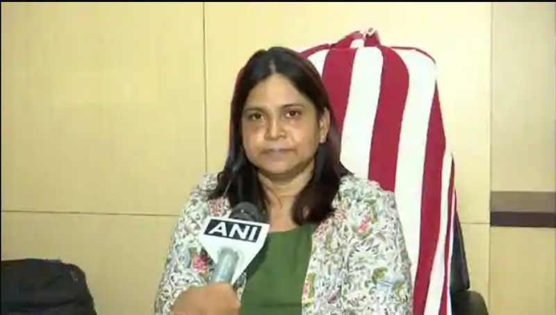 सस्मिता लेंका को मिला सम्मान (Sasmita Lenka Awarded)
सस्मिता लेंका ने जैव विविधता में पैंगोलिन की अहम् भूमिका के बारे में और इस प्रजाति पर मंडरा रहे खतरों के बारे में स्थानीय लोगों को जागरूक करने के लिए कई गतिविधियां की है। वह कहतीं हैं, “पैंगोलिन जंगल के प्राकृतिक कीट नियंत्रक हैं। क्योंकि वे चींटियां, दीमक और लार्वा को खा जाते हैं। वे जमीन में बिल बनाते हैं तथा इस प्रक्रिया में मिट्टी की गुणवत्ता को सुधारने में मदद करते हैं।”
इन गिरोहों पर नकेल कसने के लिए लेंका ने संदिग्ध लोगों की जानकारी देने वालों को 10,000 रुपये के इनाम की पेशकश भी की थी। वह बतातीं हैं, “30 गांवों से लोगों ने उन्हें जानकारी दी। इस अभियान को अच्छी प्रतिक्रिया मिली और हमने इस जानकारी के आधार पर कई अपराधियों के खिलाफ कार्यवाही की।”