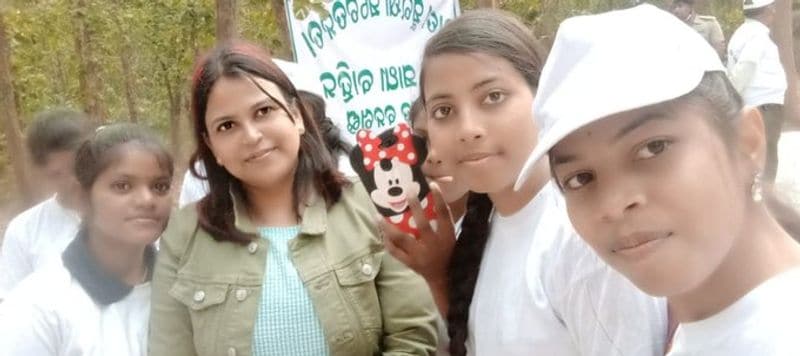 हाल ही में, संयुक्त राष्ट्र ने सस्मिता के प्रयासों को सराहते हुए, ‘जेंडर लीडरशिप’ और ‘इम्पैक्ट’ केटेगरी के तहत ‘एशिया पर्यावरण प्रवर्तन पुरस्कार 2020’ से सम्मानित किया है। फ़िलहाल, भुवनेश्वर जिला मुख्यालय में जंगल की उप संरक्षक के रूप में तैनात लेंका कहतीं हैं, “मुझे खुशी है कि मेरे प्रयासों को एक पहचान मिली है। लेकिन यह काम तभी रुकेगा, जब पैंगोलिन पर खतरा कम जायेगा और इस जानवर को लुप्त होने से बचा लिया जायेगा।”
