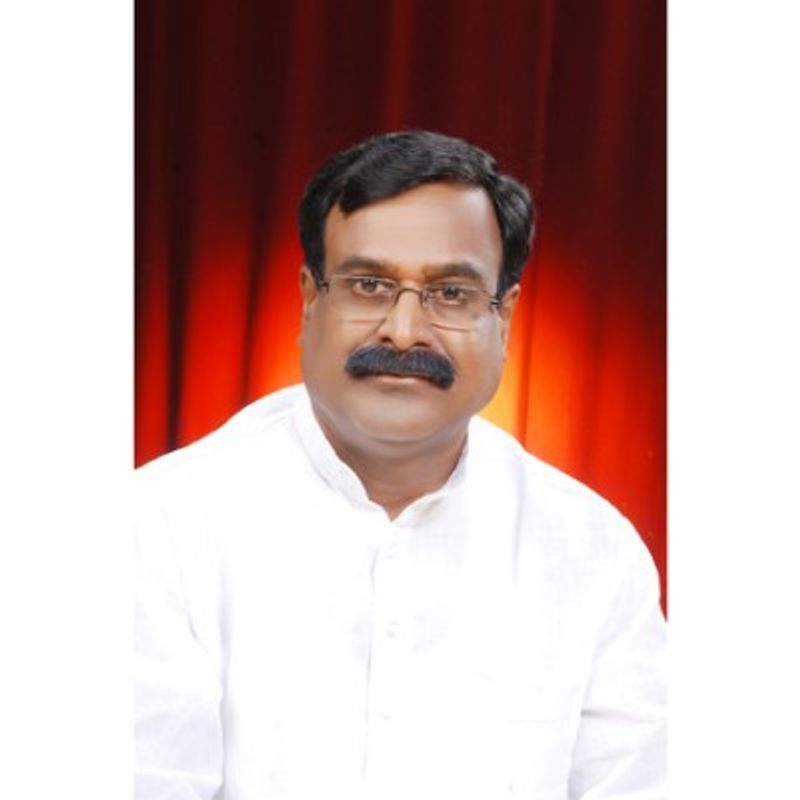 ఉమ్మడి నల్గొండ జిల్లాకు చెందిన వైఎస్ఆర్ అభిమానులతో షర్మిల మంగళవారం నాడు సమావేశం నిర్వహించారు. ఈ సమావేశంలో ఏర్పాటులో రాఘవరెడ్డి కీలకపాత్ర పోషించారు. త్వరలోనే ఇతర జిల్లాలకు చెందిన నేతలతో కూడ షర్మిల సమావేశం కానున్నారు.