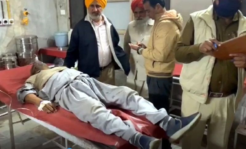 मंगलवार रात करीब सवा नौ बजे दोनों पार्टियों के नेता वोटरों को शराब बांट रहे थे। इसी बीच 9 की कांग्रेस प्रत्याशी हरविंदर कौर के पति नरेंद्र पाल सिंह एवं अकाली दल के प्रत्याशी कुलविंदर कौर के परिजन भोला सिंह एवं बब्बू गिल के बीच में विवाद हो होने लगा। यह विवाद देखते ही देखते हिंसक झड़क में बदल गया।