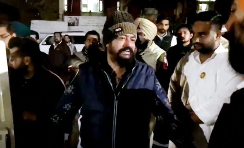 दरअसल, यह मामला मंगलवार देर रात को मोगा शहर में देखने को मिला, जहां अकाली और कांग्रेसी कार्यकर्ताओं के बीच विवाद हुआ। यह विवाद 14 फरवरी को होने वाले नगर निगम चुनावों के लिए चल रहा चुनाव प्रचार के दौरान हुआ। मामला इतना बढ़ गया कि कांग्रेसी समर्थकों ने अपनी कार दौड़ा दी जो भी इस गाड़ी के सामने आया उसे वह टक्कर मारते चले गए। जिसमें दो युवकों की दर्दनाक मौत हो गई, मृतकों की पहचान अकाली समर्थक हरविंदर सिंह बब्बू और जसप्रीत सिंह के रूप में हुई।
