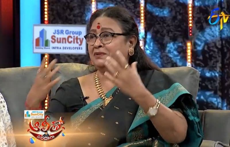 కమెడియన్ గా లక్షల మందికి నవ్వులు పంచిన శ్రీలక్ష్మీ జీవితం మాత్రం అనేక విషాదాల మయం. శ్రీలక్ష్మీకి తోడబుట్టినవారు అకాల మరణం పొందారు. అలాగే అనేక ఒడిదుడుకులు ఆమె జీవితంలో ఎదుర్కొన్నారు.