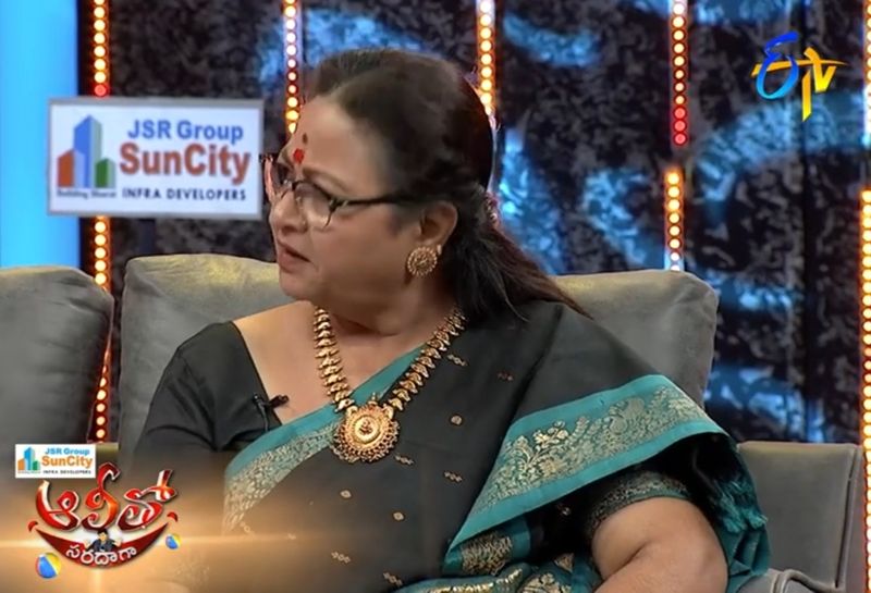 మీరు ఎప్పుడూ డిప్రెషన్ లో ఉండడానికి కారణం ఏమిటని అడుగగా... ఒకప్పుడు మన బాధ చెప్పుకోవడానికి ఎవరో ఒకరు ఉండేవారు. ఇప్పుడు ఎవరూ లేరు. నా భాధ నేను గోడకు చెప్పుకుంటున్నా అన్నారు.