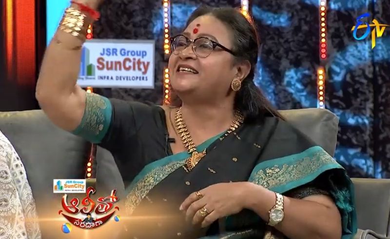 చంద్ర మోహన్ కారణంగా దర్శకుడు జంధ్యాల మిమ్మల్ని తిట్టారట కదా అని అడుగగా.. ఓ లాంగ్ షాట్ చేస్తూ జంధ్యాల గారు మైక్ తీసుకొని చాలా దూరంలో ఉన్నారు. బస్సు దిగుతున్న నన్ను చంద్ర మోహన్ గట్టిగా చెంపపై కొట్టారు. దానితో నాకు కళ్ళు బైర్లు కమ్మాయని శ్రీలక్ష్మీ చెప్పడం జరిగింది.