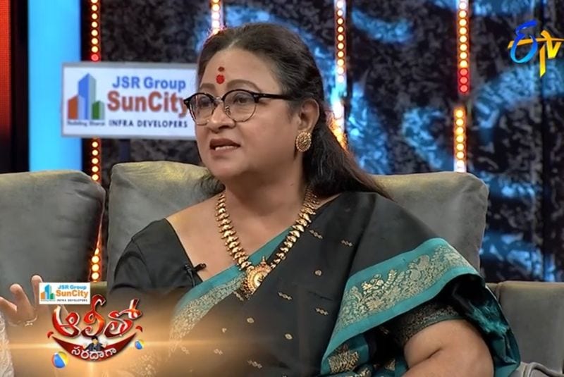ఏంటండీ అంత గట్టిగా కొట్టారని చంద్ర మోహన్ ని శ్రీలక్ష్మీ అడుగగా... నేను కొట్టానా అని ఆయన బుకాయించారని ఆమె అప్పటి చేదు ఘటన గుర్తు చేసుకున్నారు.