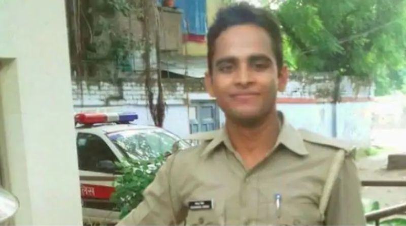 देवेंद्र की शादी साल 2016 में शादी चंचल से हुई थी, जो पति के मौत की खबर से बेसुध हो गई है। दो बेटियां हैं। बड़ी बेटी वैष्णवी तीन साल की है। छोटी बेटी महज चार माह की है।
