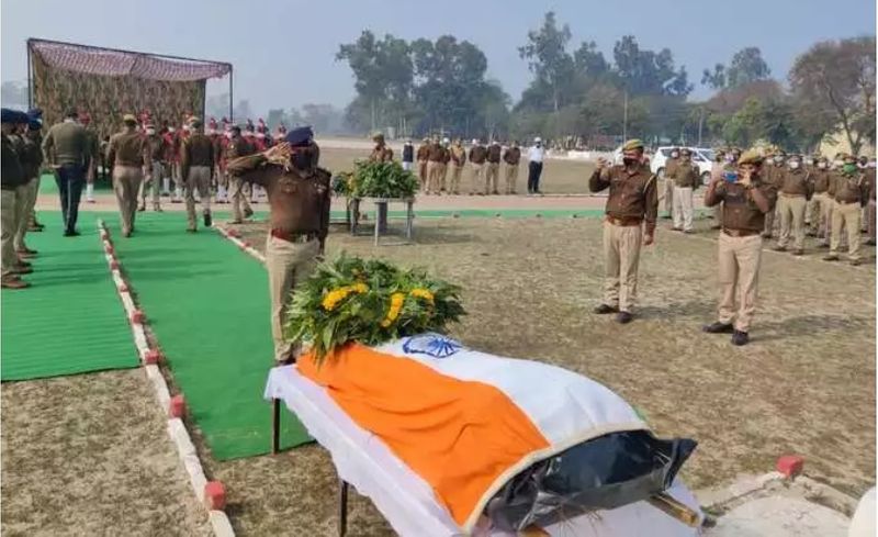 परिवार ने जिलाधिकारी से मुलाकात की। इस दौरान देवेन्द्र के पिता ने कहा,'मेरा एक ही बेटा था। 2015 में पुलिस में भर्ती हुआ था और 2017 में उसकी शादी हुई थी। बेटा शहीद हुआ है। इसका बदला लेना चाहिए।
