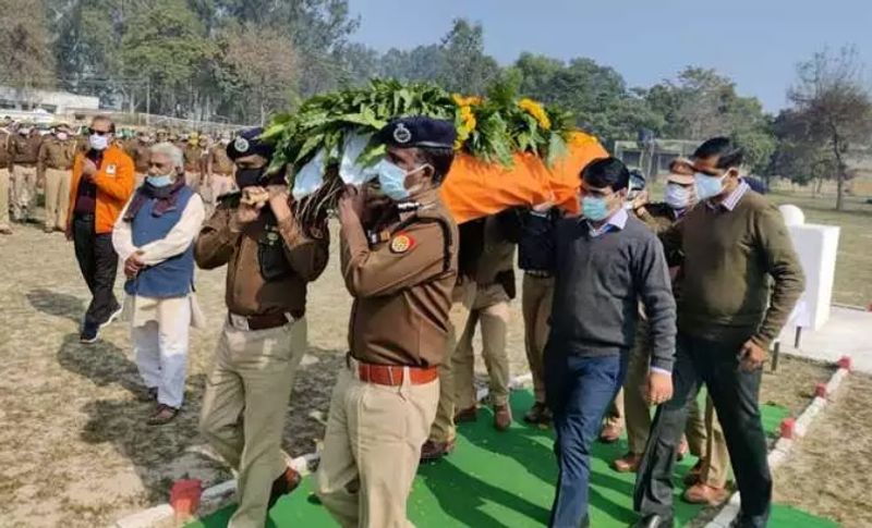 सीएम योगी आदित्यनाथ ने सिपाही देवेंद्र जसावत के परिवार के 50 लाख की आर्थिक मदद और एक नौकरी देने की घोषणी की है। बताते चले कि देवेंद्र आगरा के डौकी थाना क्षेत्र के नगला बिंदू गांव निवासी किसान महावीर सिंह के इकलौते बेटे थे, जो साल 2015 में पुलिस भर्ती हुए थे। जबकि इकलौती बहन प्रीति है, जिसकी मई में शादी होनी है।
