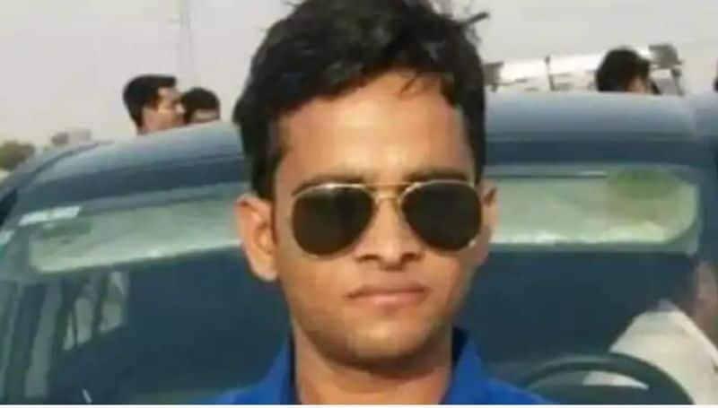 गांव वालों ने बताया कि देवेंद्र जब भी गांव में आते अपने से बड़ों के पैर छुआ करते थे। उन्हें इस बात का कोई घमंड नहीं था कि वह पुलिस में है। वह युवाओं से यही कहते कि रौब गांठने के लिए वर्दी नहीं पहनी है।
