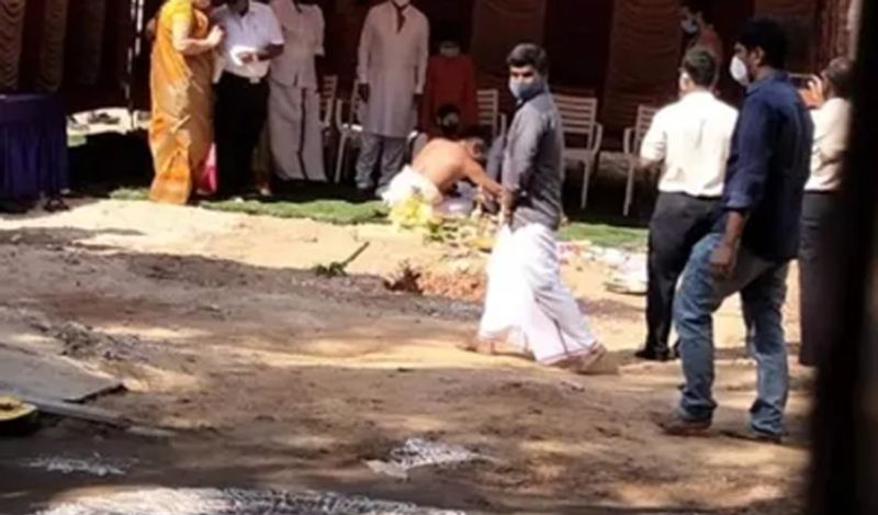 தனுஷ் வெளிநாட்டில் இருந்தாலும், வீடு காட்டும் பணி, அரசு தளர்வுகள் அறிவித்த பின்னர் தொடர்ந்து நடந்து வருவதாகவே கூறப்படுகிறது. 
