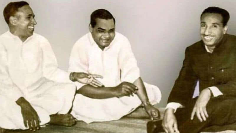 दीनदयाल की हत्या को लेकर जबर्दस्त राजनीति हुई थी। बलराज माधोक ने अपनी आत्मकथा 'जिंदगी का सफर' में खुलासा किया था कि जनता पार्टी से चुने गए सुब्रमण्यम स्वामी ने मोरारजी सरकार में गृहमंत्री रहे चौधरी चरण सिंह से इस मामले की जांच कराने की मांग की थी। लेकिन तत्कालीन विदेश मंत्री अटल बिहारी वाजपेयी ने जांच रुकवा दी। माधोक ने इसे राजनीति हत्या बताते हुए नानाजी देशमुख पर इल्जाम लगाया था। माना गया कि दीनदयाल के पास कुछ गोपनीय दस्तावेज थे, जिन्हें हासिल करने उन्हें मार दिया गया।
(बीच में अटलबिहार वाजपेयी के साथ दायें माधोक)