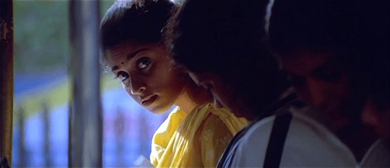 தற்போது 21 ஆண்டுகளுக்குப் பிறகு அதே இயக்குநர் மணிரத்னத்தின் கனவு படமான பொன்னியின் செல்வன் படத்தில் கெஸ்ட் ரோலில் நடிக்க ஷாலினி சம்மதித்துள்ளதாக தகவல்கள் வெளியாகியுள்ளன. தனக்கும் ஷாலினிக்கும் மிகவும் பிடித்த மணிரத்னத்தின் படம் என்பதால் அஜித்தும் ஓகோ சொல்லிவிட்டதாக தகவல்கள் வெளியாகியுள்ளன. இதுகுறித்து எவ்வித அதிகாரப்பூர்வ அறிவிப்பும் வெளியாகாத நிலையில் ஷாலினியை மீண்டும் திரையில் காண ரசிகர்கள் காத்திருக்கின்றனர்.
