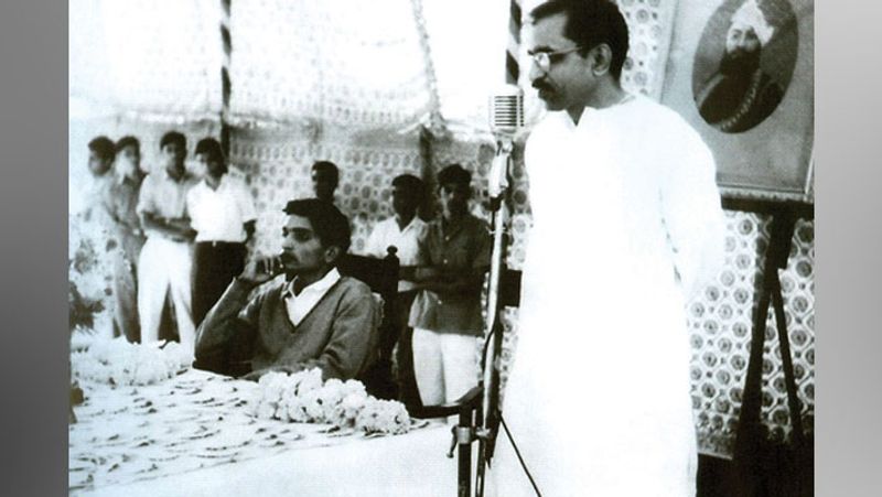 दीनदयाल ने विकट हालात में भी हिम्मत नहीं हारी। राजस्थान के सीकर से उन्होंने 10वीं पास की। उन्हें बोर्ड में प्रथम स्थान मिला था। जब दीनदयाल आगरा के सेंट जॉन्स कॉलेज से अंग्रेजी में एमए कर रहे थे, तब उत्तरार्द्ध में उनकी बहन रामादेवी बीमार पड़ गईं और उनकी मौत हो गई। लिहाजा दीनदयाल एमए पूरा नहीं सके।
(एक सभा के दौरान दीनदयाल)
