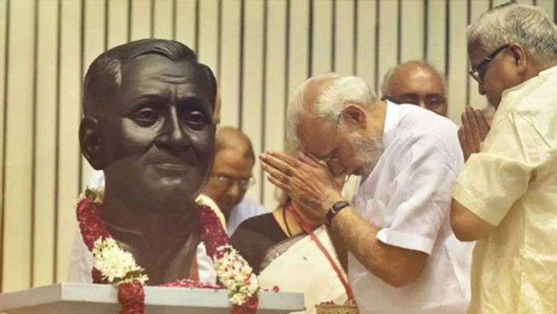 1937 में जब दीनदयाल कानपुर से बीए कर रहे थे, तब वे अपने दोस्त बालूजी महाशब्दे के जरिये आरएसएस के संपर्क में आए। वे संघ के संस्थापक डॉ. हेडगेवार से मिलने लगे। दीनदयाल ने अपनी पढ़ाई पूरी करने के बाद दो साल तक संघ की ट्रेनिंग ली। फिर आजीवन प्रचारक बन गए।
(दीनदयाल को नमन करते मोदी)