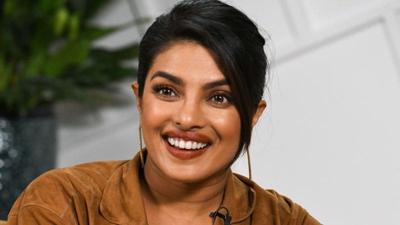 प्रियंका ने लिखा- जब में 10वीं क्लास में थीं, अपनी मौसी किरण के साथ इंडियानापोलिस में रहती थीं। वहां स्कूल में मेरी मुलाकात बॉब से हुई, जिसने अपनी रोमांटिक अदाओं और मजाकिया अंदाज से मुझे अपना दीवाना बना लिया था। 