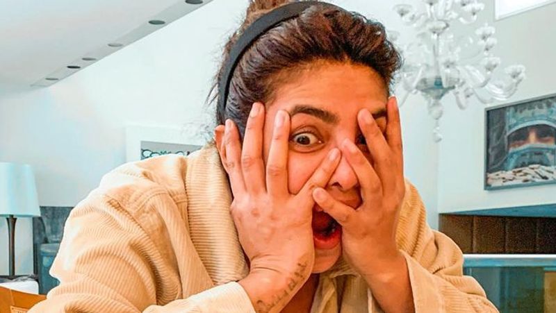 वो आगे लिखती हैं- किरण मौसी घर के अंदर आई और कमरे को चारों तरफ ध्यान से देखने लगी। मैं अपने बेड पर अपनी बायोलॉजी की किताब लिए पढ़ने का नाटक कर रही थी। वह मेरे दरवाजे तक आईं और बोलीं इसे खोलो और मैंने कहा क्या खोलूं। अपने अलमारी का दरवाजा खोलो। 