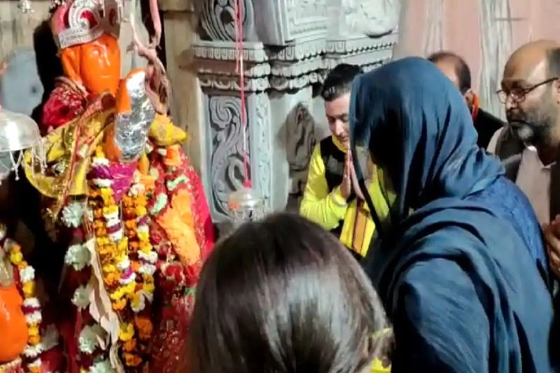 कांग्रेस महासचिव और यूपी प्रभारी प्रियंका गांधी किसानों के साथ ही साथ हिंदुओं को भी साधने की कवायद में जुटी नजर आईं।