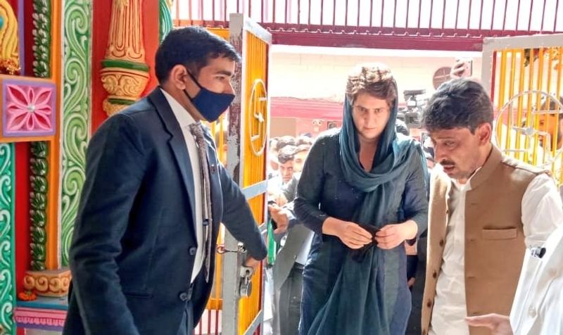 सहारनपुर पहुंचकर प्रियंका गांधी ने शाकुंभरी देवी का दर्शन भी किया। जिसके बाद वो किसानों के समर्थन में 21 फरवरी तक किसान आंदोलन से जुड़े 27 जिलों की 134 तहसीलों में होने वाले किसान पंचायतों के आयोजन का सहारनपुर से शुरूआत की।