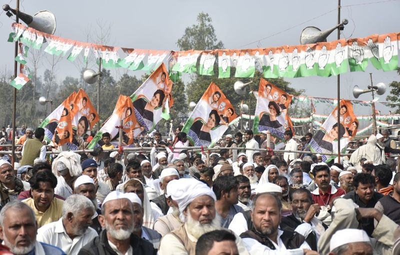 कांग्रेस महासचिव प्रियंका गांधी यूपी में 'जय जवान-जय किसान अभियान' की शुरुआत की हैं। ये अभियान सहारनपुर, शामली, मुजफ्फरनगर, बागपत, मेरठ, बिजनौर, हापुड़, बुलंदशहर, अलीगढ़, हाथरस, मथुरा, आगरा, फीरोजाबाद, बदायूं, बरेली, रामपुर, पीलीभीत, लखीमपुर खीरी, सीतापुर, हरदोई समेत 27 जिलों से चलाया जाएगा।