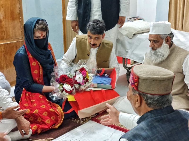 प्रियंका गांधी सहारनपुर पहुंचने के बाद रायपुर खानगाह दरगाह गई। जहां मत्था टेकी। इस दौरान उन्होंने मुस्लिम बंधुओं से बातचीत की। साथ ही अपने अभियान के बारे में भी चर्चा की।