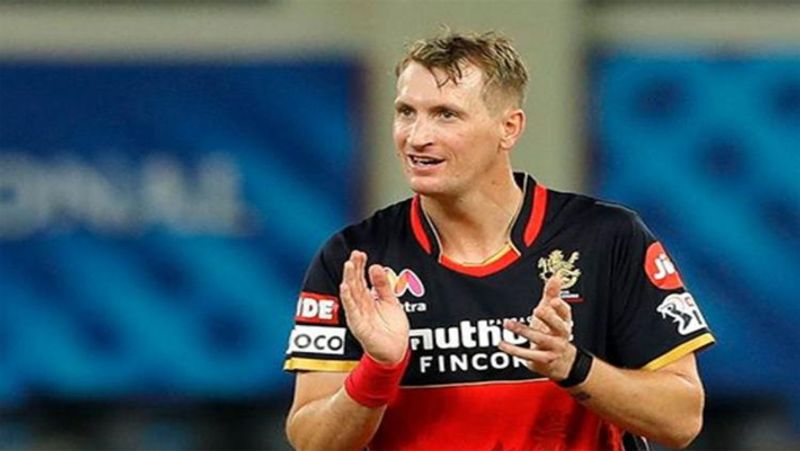 क्रिस मॉरिस (RCB)
इस बार रॉयल चैंलेजर्स बेंगलुरु ने अपने सीनियर खिलाड़ी क्रिस मॉरिस को टीम से बाहर कर दिया है। उन्होंने आईपीएल में अबतक कुल 70 मैचों में 551 रन बनाएं हैं। ऐसे में इस साल उन्हें कौन सी टीम खरीदती है, इसपर सभी की निगाहें टिकी रहेगी।