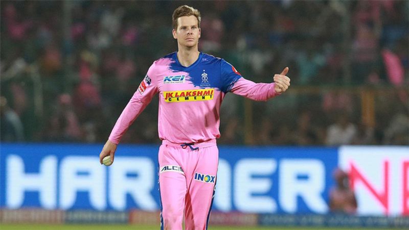 स्टीव स्मिथ (RR)
ऑस्ट्रेलिया के धुआंधार बल्लेबाज स्टीव स्मिथ का राजस्थान रॉयल्स से जाना काफी शॉकिंग था। उनकी कप्तानी में RR ने कई शानदार जीत दर्ज की थी। ऐसे में कई टीमें उन्हें अपने स्कॉड में शामिल करने के लिए उत्सुक है। स्मिथ ने आईपीएल में अबतक 95 मैच खेले हैं, जिसमें उन्होंने 2333 रन बनाए हैं।