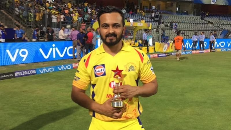 केदार जाधव (CSK)
पिछले सीजन में निराशाजनक परफॉर्मेंस देने वाली धोनी की टीम सीएसके से केदार जाधव रिलीज किए गए हैं। जिन्होंने कुल 87 मैचों में 1141 रन बनाए हैं।