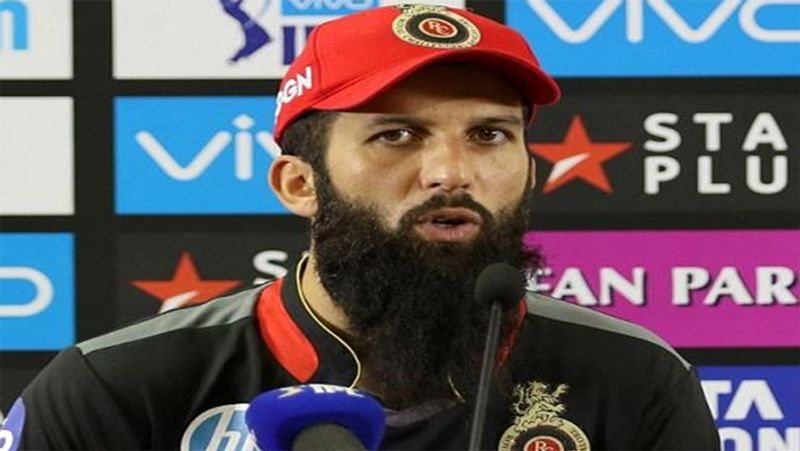 मोइन अली (RCB)
आरसीबी के ऑलराउंडर मोइन अली भी इस साल दूसरी टीम में शामिल हो सकते हैं, क्योंकि उन्हें भी टीम से रिलीज किया गया है। उनके आईपीएल करियर की बात की जाए, तो उन्होंने 19 मैचों में 309 रन और 10 विकेट अपने नाम किए है।