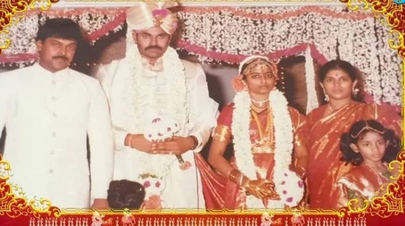 మెగాస్టార్ పెద్ద తమ్ముడు నాగబాబు, పద్మజను వివాహం చేసుకున్నారు. స్టార్ హీరోగా వెలిగిపోతున్న చిరంజీవి ఇంట వివాహం కావడంతో టాలీవుడ్ ప్రముఖులు మొత్తం ఈ పెళ్ళికి హాజరయ్యారు. 25 ఏళ్ల ప్రాయంలో ఉన్న నాగబాబు లుక్ ఇప్పటి లుక్ తో పోల్చుకుంటే గుర్తు పట్టలేనంతగా ఉంది.