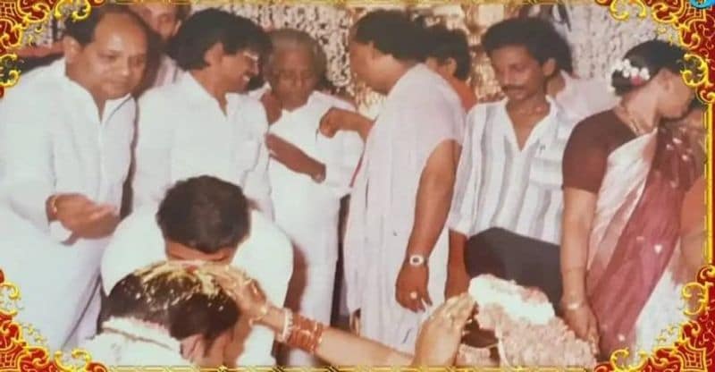 నాగబాబు పద్మజలను అక్షింతలు వేసి ఆశీర్వదిస్తున్న సంగీత దర్శకులు కె చక్రవర్తి