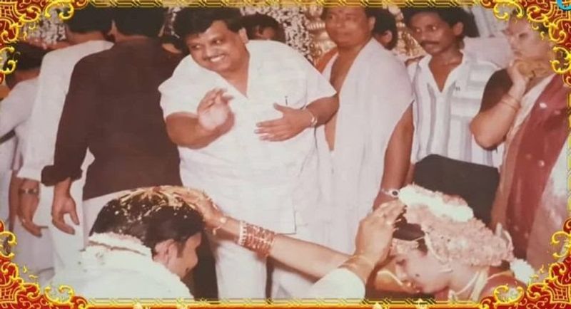 నూతన వధూవరులను ఆశీర్వదిస్తూ నవ్వులు చిందిస్తున్న బాలుగారిని ఇక్కడ చూడవచ్చు