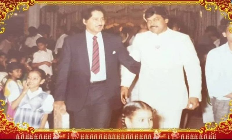 నాగబాబు పెళ్లి వేడుకలో శోభన్ బాబును సాదరంగా ఆహ్వానిస్తున్న చిరంజీవి