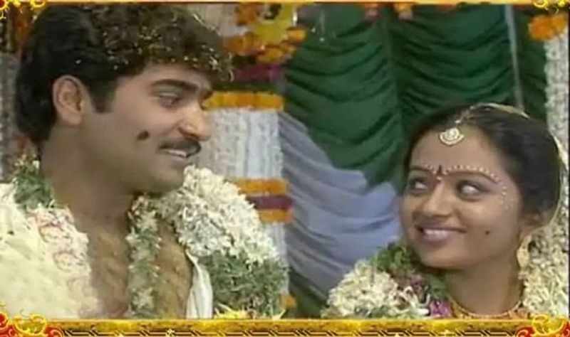 పెళ్లి పందిరిలో కొంటె చూపులు చూసుకుంటున్న రాజీవ్ మరియు సుమ